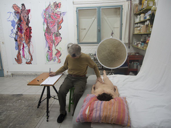 Toucher d'une main et dessiner de l'autre, les yeux bandés, 6 perceptions:CONTOURS, DUR, SOUPLE, CHAUD, FORMES, POILS.Le sujet est parfois allongé, parfois debout.