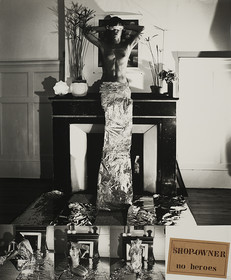 NO HEROES   7       16 – 10 - 81Ne pas avoir à prendre de poses. Ce qui m'a plu au premier abord, c'est le mouvement, c'est l'aspect  prise d'instantanés , d'un mouvement qui durait dans l'espace et dans le temps. Maintenant que c'est fini, je m'aperçois que la spontanéité était essentielle. D'autres éventualités m'apparaissent: j'aurais pu être debout, mais j'ai cru qu'il fallait être assis. Les papiers alu étalés, m'ont donné l'idée d'un travail au sol. IL m'a manqué de la matière. J'aurais aimé être dans une mer d'alu, et nager dans une grande surface, dans un plus grand volume, dedans une matière plus rigide pour qu'elle reste disponible. La température n'est pas une gêne: le matériau apparait chaud. En fait on n'y pense pas. La prise ne vue à main levée dans le mouvement, coïncidait avec la fluidité des gestes, et créait deux pôles qui s'équilibraient, entre le preneur de vue et celui qui était photographié . A la limite, ne pas être un héros, c'est aussi prendre une attitude signifiante car ne pas être un héros, n'est pas forcément être insignifiant. Le non héros ce peut être l'homme de la rue, anonyme, mais ce peut être aussi l'outrance, la liberté dans l'accentuation du fait de se penser normal, conforme à la moyenne, telles ces femmes américaines énormes qui se promènent dans des shorts fleuris, visibles, ne les fondant pas dans la masse des gens ! J'ai bien aimé participer à ce travail, sans appréhension, sans chercher à jouer le moindre rôle. Rechercher à être le plus platement moi-même ; le masque sur la tête supprime toute tentation de la recherche d'une attitude Le plaisir de vivre, c'est le plaisir d'oser. Oui, la vie c’est oser.