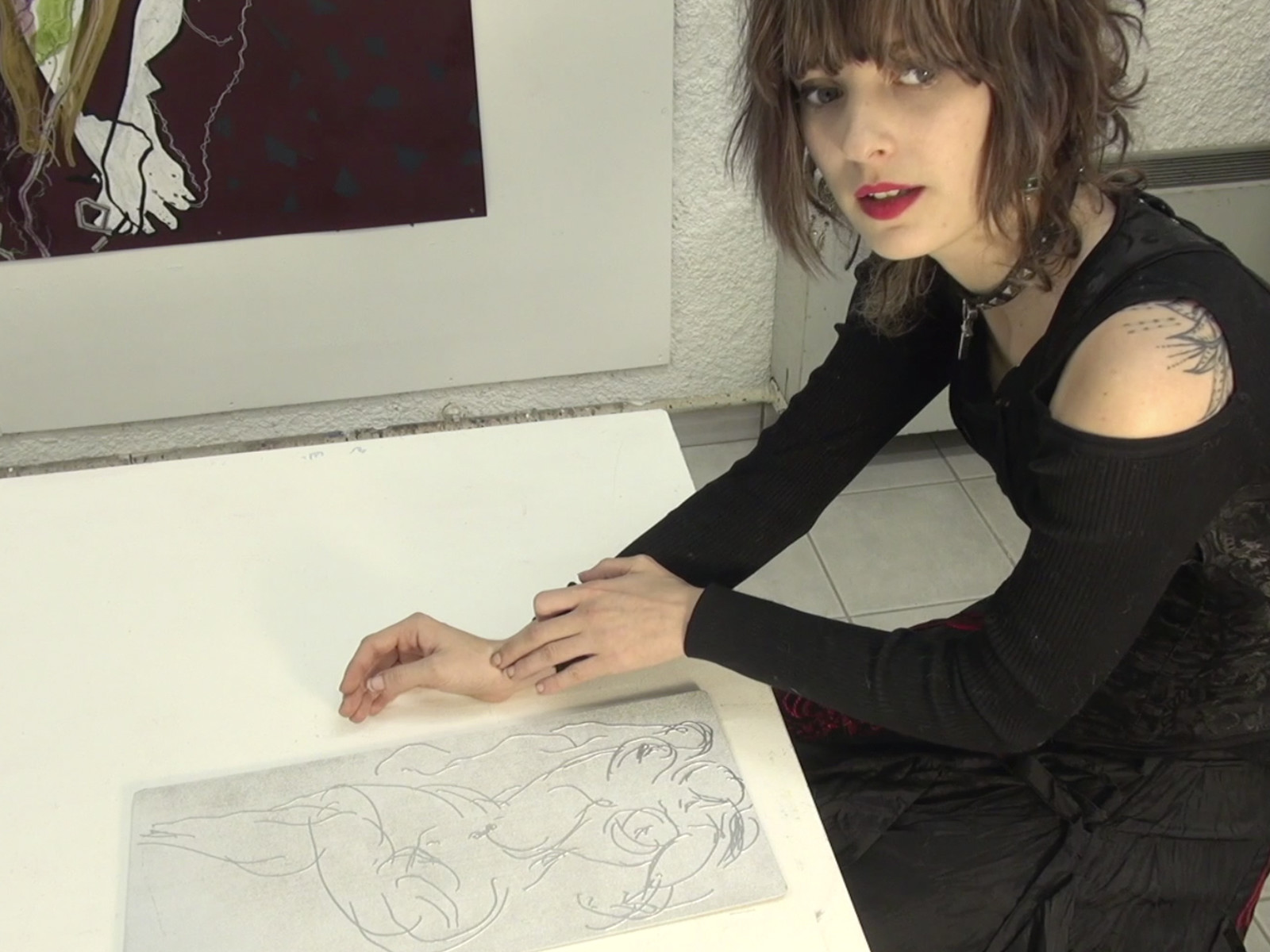 - C'est large, mais on arrive encore une fois à ressentir les formes. C'est marrant, mais j'ai de sacrés fessiers, sur ce médium ; à mais tant mieux, moi je suis contente. J'avais la main vraiment comme ça, et tout est repris. Ici ( le poignet ), on ne le voit peut être pas à l'œil nu mais c'est une partie au niveau du poignet, j'ai un creux, là.- Ce qui est très intéressant, c'est ta capacité à retrouver sur toi même les différentes parties qui sont représentées par ces traits en relief.- C'est parce que dans mon travail, j'ai dû apprendre à visualiser mon propre corps pour arriver à visualiser le corps des autres. On peut ainsi arriver sans souci à se représenter une autre personne, avec une ossature différente. C'est comme ça que je m'en suis très bien sortie au niveau du dessin, en partant de mon corps et de ses repères… On dirait que tu as essayé de dessiner le relief de la poitrine.- Oui, c'est ça. - C'est marrant cette courbe au niveau des épaules, ici, là. Ça c'est marqué. Quand je suis allongée j'ai les épaules… j'ai les trapèzes qui sont aussi assez musclés. Les qualités et les défauts ressortent. C'est un peu comme de la sculpture. - Oui, on est proche du bas-relief.