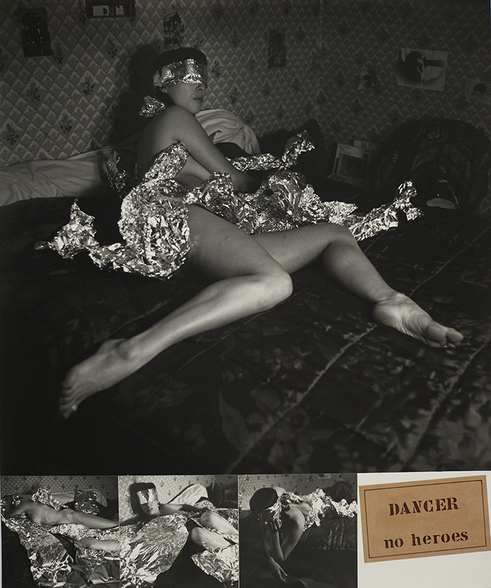 NO HEROES   1     4 – 7 - 1981Elle avait très peu de temps: travail très court ½ heure. Musique de J.S. Bach, et grande concentration. Le bandeau empêche de prendre de belles poses car on ne voit rien ni de soi, ni des plis du papier a1umunium. Le fond est totalement accepté puisque c'est le fond des choses. Elle a aimé ce travail, mais aurait souhaité avoir plus de temps. Moi aussi.