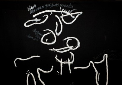 toile tissu noir - dessins de Mado numérisés et agrandis par vidéo projectionDessin à la peinture acrylique blanche, directement au tube, pour créer unrelief, perceptible par les non voyants.200 x 100     2009-2010DÉTAIL DE MON VISAGE