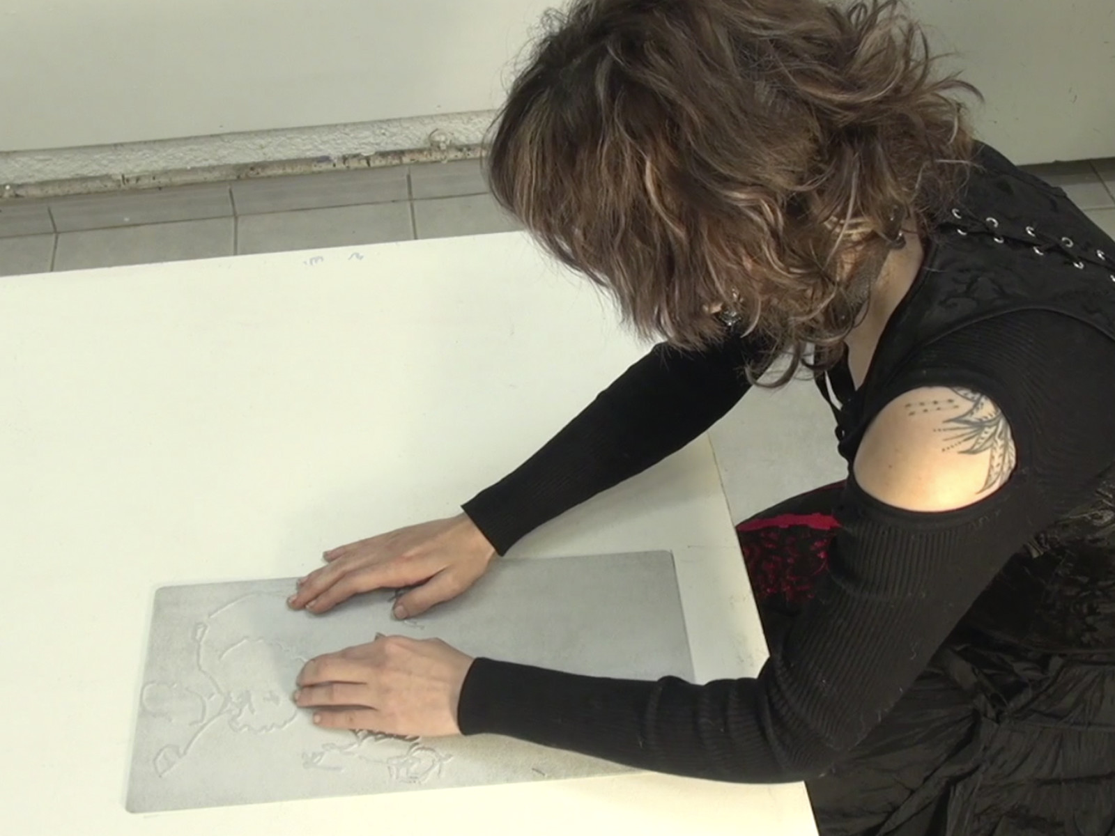 -  Là c'est les chevilles, les genoux, là j'ai envie de sortir une blague ! On sent qu'il n'y a eu aucune excitation, n'est ce pas ! -  Oui tu es au niveau des hanches . -  C'est là qu'on a la main, le coude, l'épaule, le contour de la tête, ici les pommettes ; et là pour le coup, c'est les épaules,