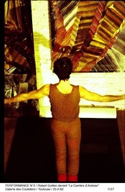 Robert Guillen Performance devant le Praticable Carrière d'Ardoise