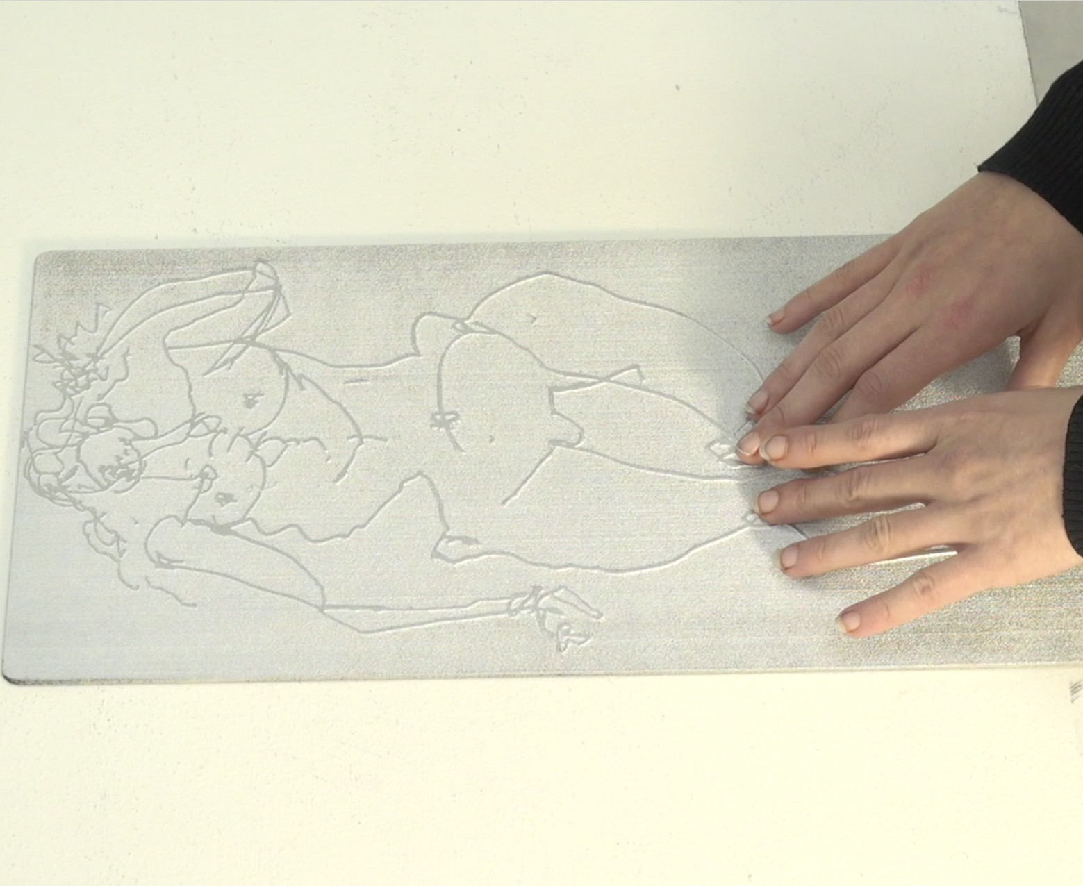 Extrait de la vidéo enregistrée en février 2018Ophélie :Déjà on peut sentir les pieds. On sent les mollets, les cuisses, de sacrés genoux là ; les caractéristiques sont accentuées. J'ai les genoux qui rentrent à l'intérieur. La taille fine, c'est accentué, c'est rigolo. C'est vraiment incroyable. C'est super dur.