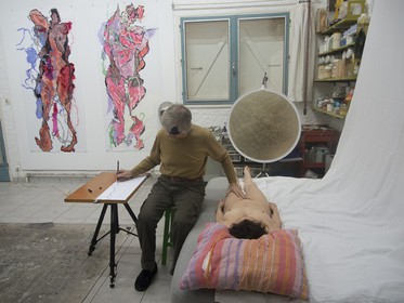 Toucher d'une main et dessiner de l'autre, les yeux bandés, 6 perceptions:CONTOURS, DUR, SOUPLE, CHAUD, FORMES, POILS.Le sujet est parfois allongé, parfois debout.