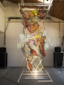 GEANTE TRAVERSEE-touché et dessin en aveuglenumérisation et projection4 feuilles d'acétate de 200 x 90 cmpeinture aux encres sur les 8 facesle tracé aux feutres acryliques16 combinaisons possiblesjeux de transparences et de superpositionspar les éclairages